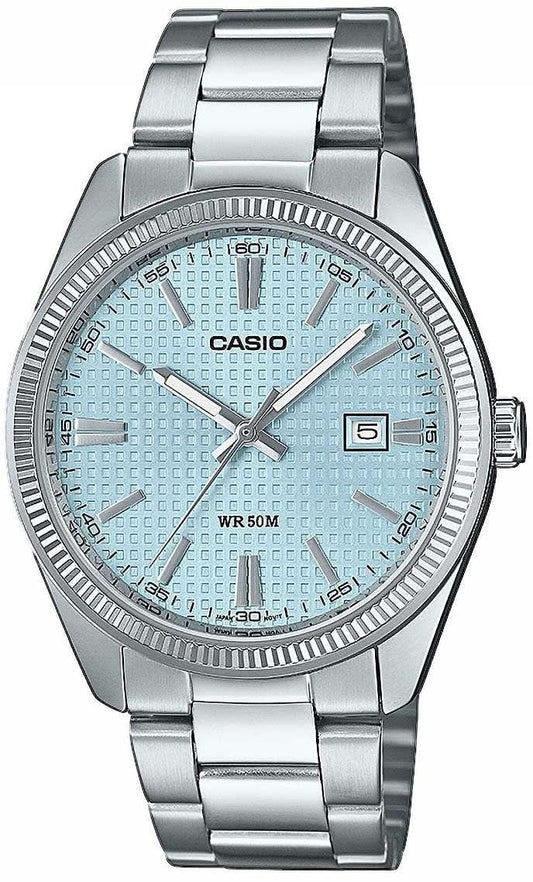 Casio herrklocka med silverfärgat metallarmband, turkos urtavla och datumvisning vid klockan 3.