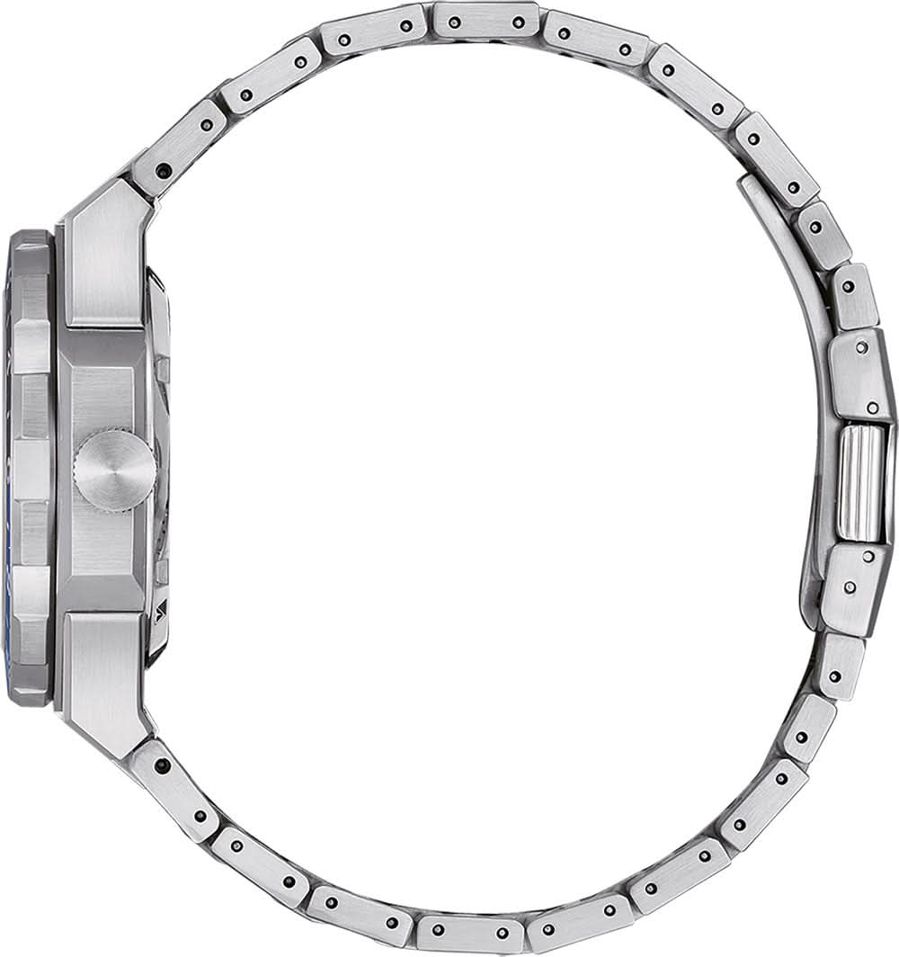 "Herrklocka med armband i silverfärgat rostfritt stål och räfflad krona på sidan"
