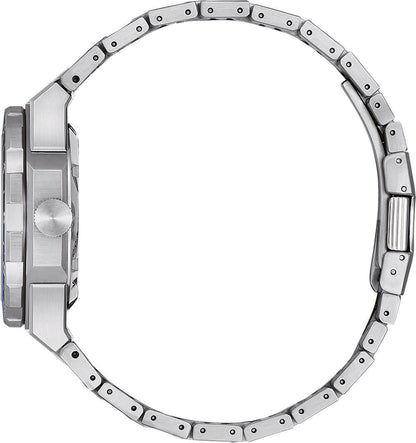 "Herrklocka med armband i silverfärgat rostfritt stål och räfflad krona på sidan"