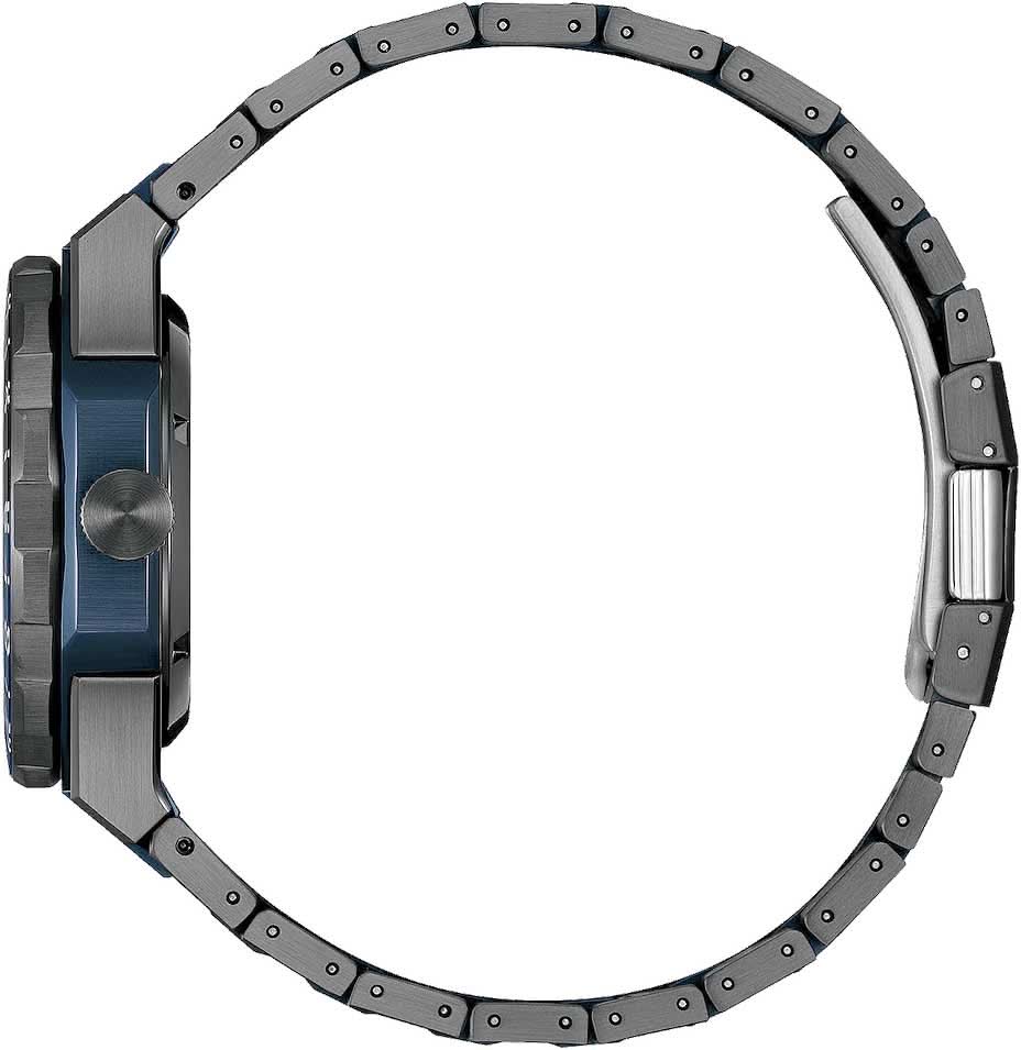 "Herrklocka med metallarmband och krona på sidan av boetten"