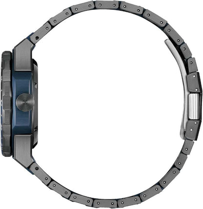 "Herrklocka med metallarmband och krona på sidan av boetten"