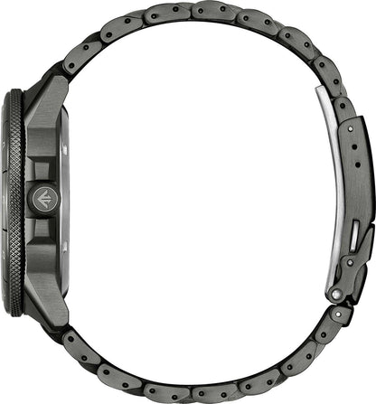 Sidovy av en mörk herrarmbandsur med länkar i metall och tryckknapp