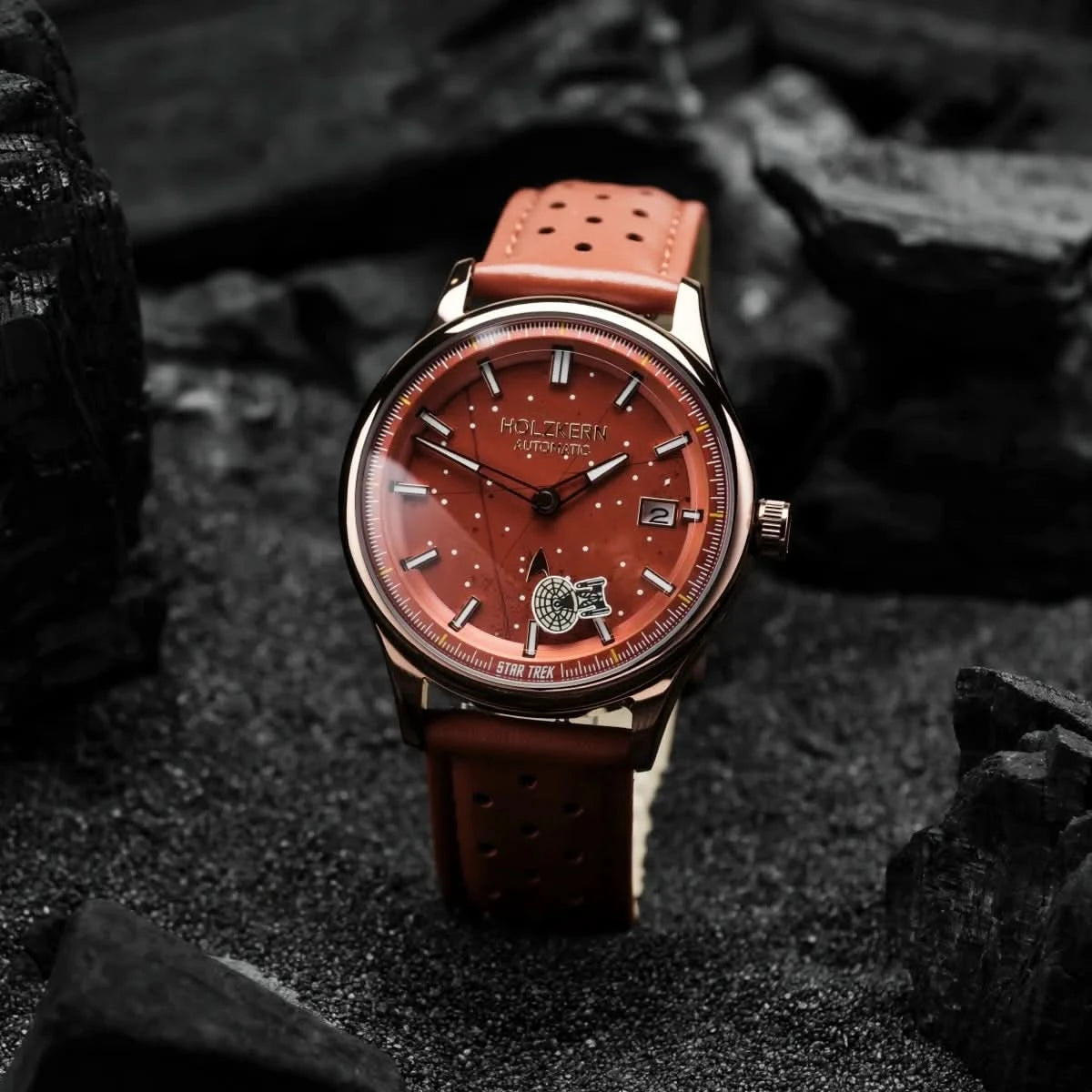 Holzkern armbandsklocka med brunt läderarmband och perforerade hål, orangebrun urtavla