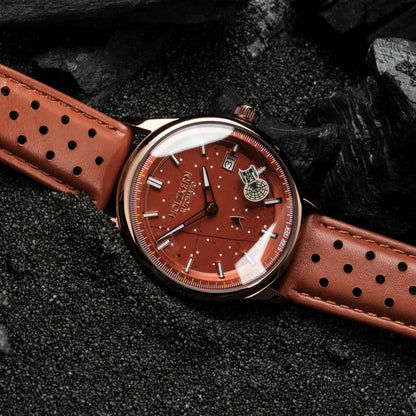 Holzkern armbandsklocka med brunt läderarmband och perforerade hål, rund urtavla