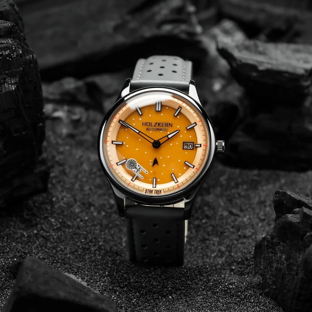Herrklocka med orange urtavla, svart läderarmband och datumfönster