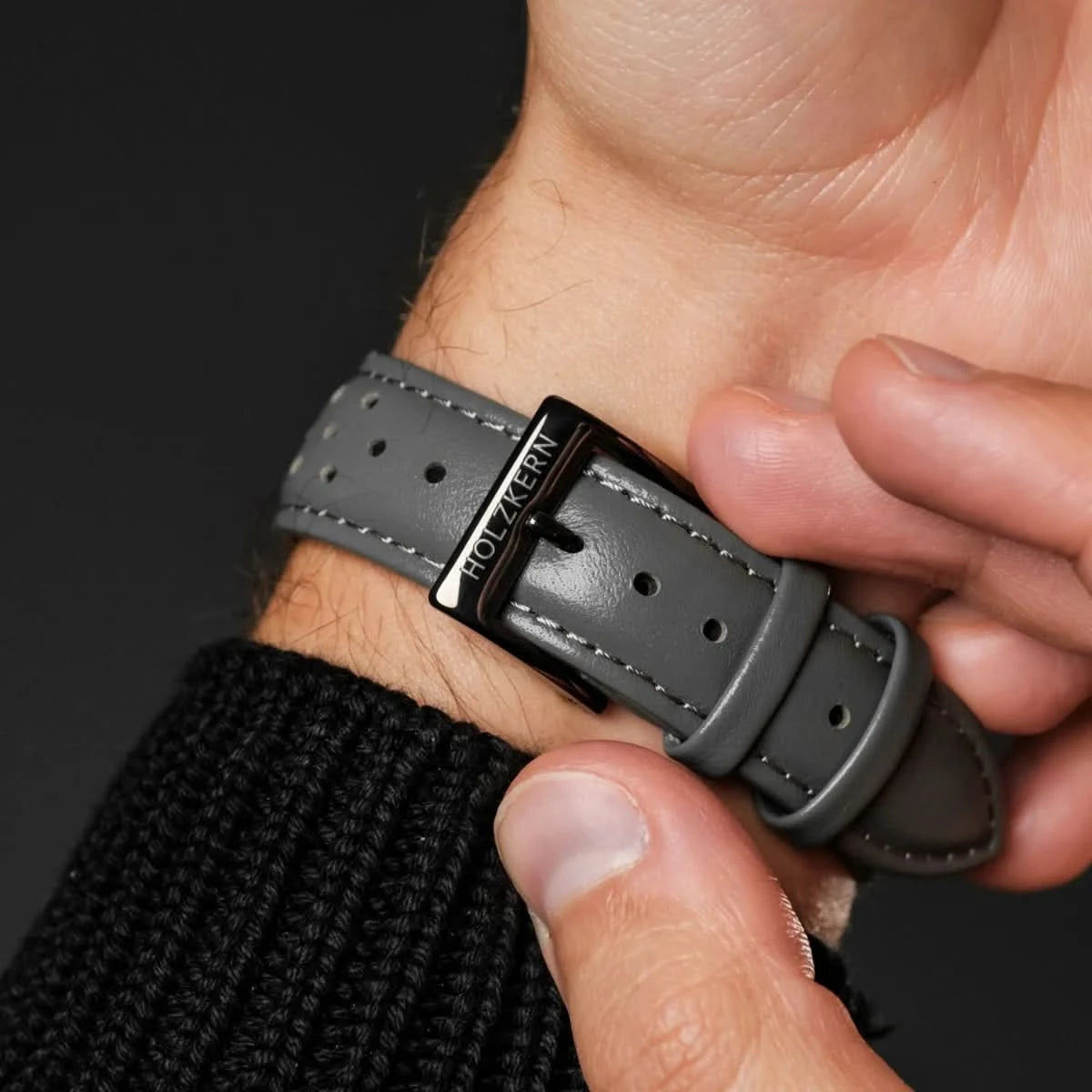 Läderarmband med spänne och hålrad, prägling av träkärna, för herrklocka
