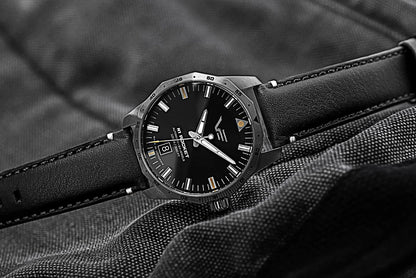 Unisex-armbandsur med svart urtavla och svart läderarmband, sidovy