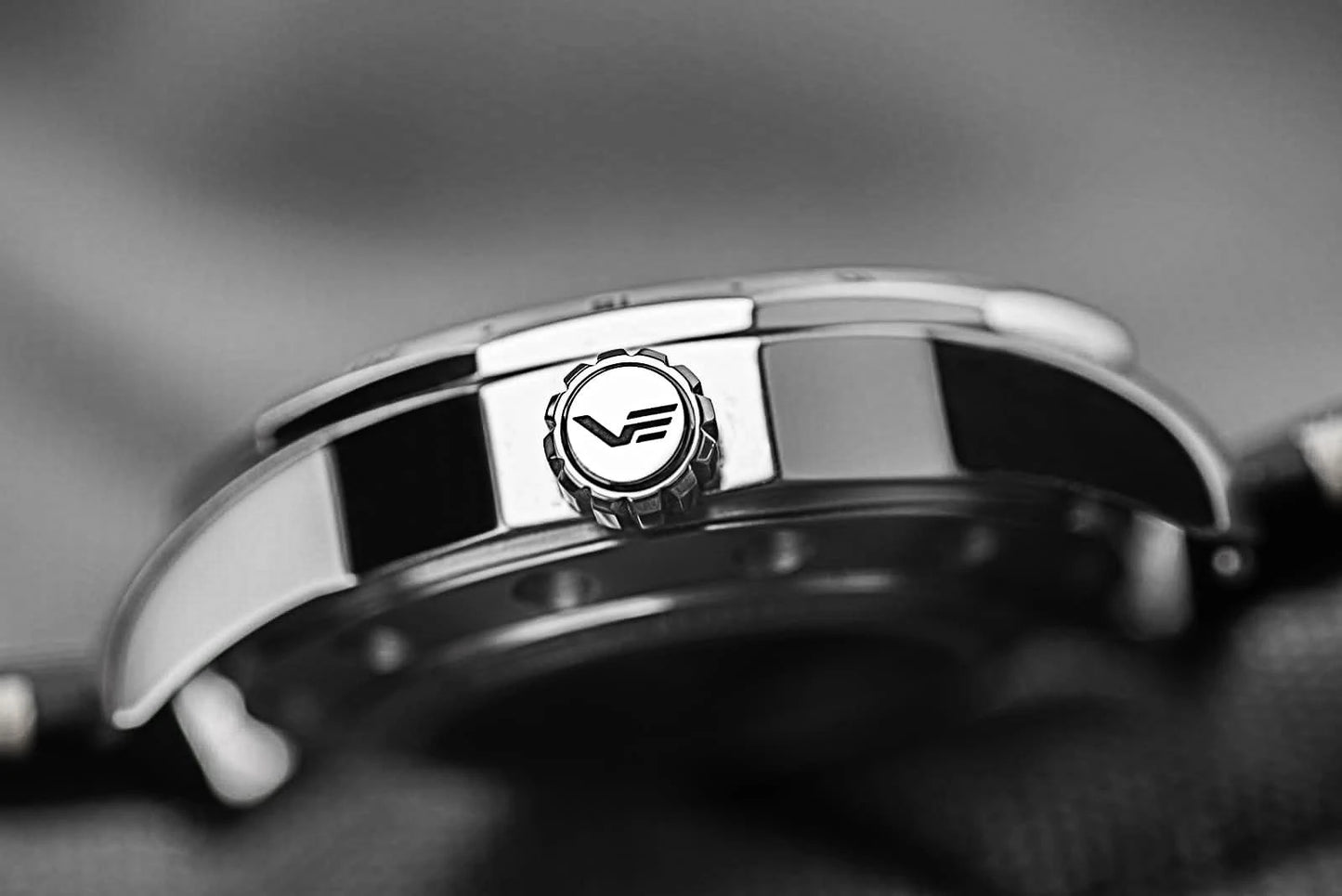 Unisex-armbandsur: rostfritt stålhölje med krona på sidan, läderband