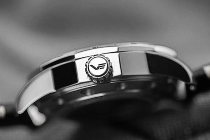 Unisex-armbandsur: rostfritt stålhölje med krona på sidan, läderband