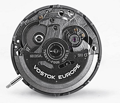 Baksidan av urverket på en unisex-armbandsur med synliga mekaniska detaljer