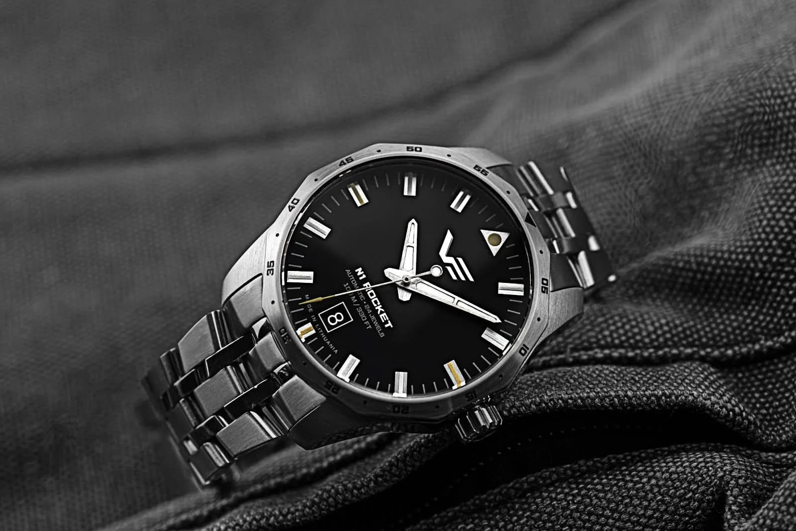 Automatisk herrklocka med svart urtavla och armband i rostfritt stål, stavindex