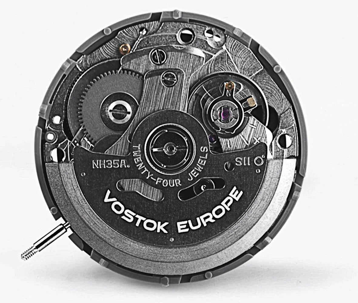 Klockverk i en herrarmbandsur med texten Vostok Europe och synliga komponenter