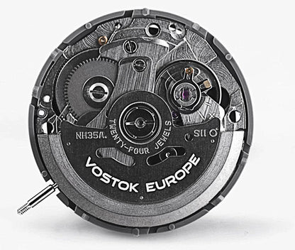 Klockverk i en herrarmbandsur med texten Vostok Europe och synliga komponenter