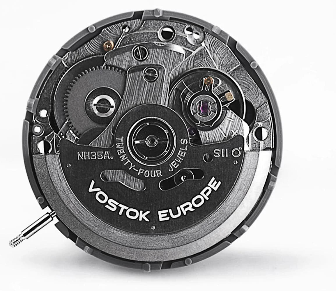 Klockfodral baksida med gravyrer och synligt NH35A automatiskt urverk
