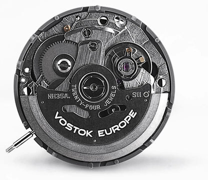 Klockfodral baksida med gravyrer och synligt NH35A automatiskt urverk