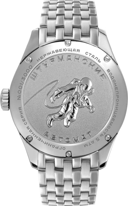 Herrarmbandsur baksida med graverat metallhölje och silverfärgat armband i rostfritt stål