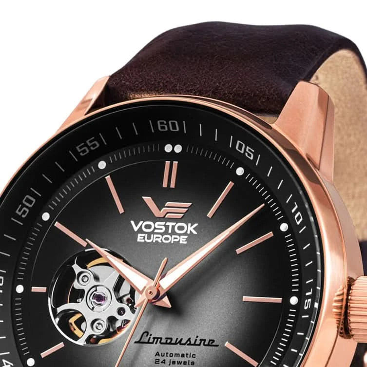 Herrklocka med roséguldpläterad infattning, svart urtavla och mörkt läderarmband
