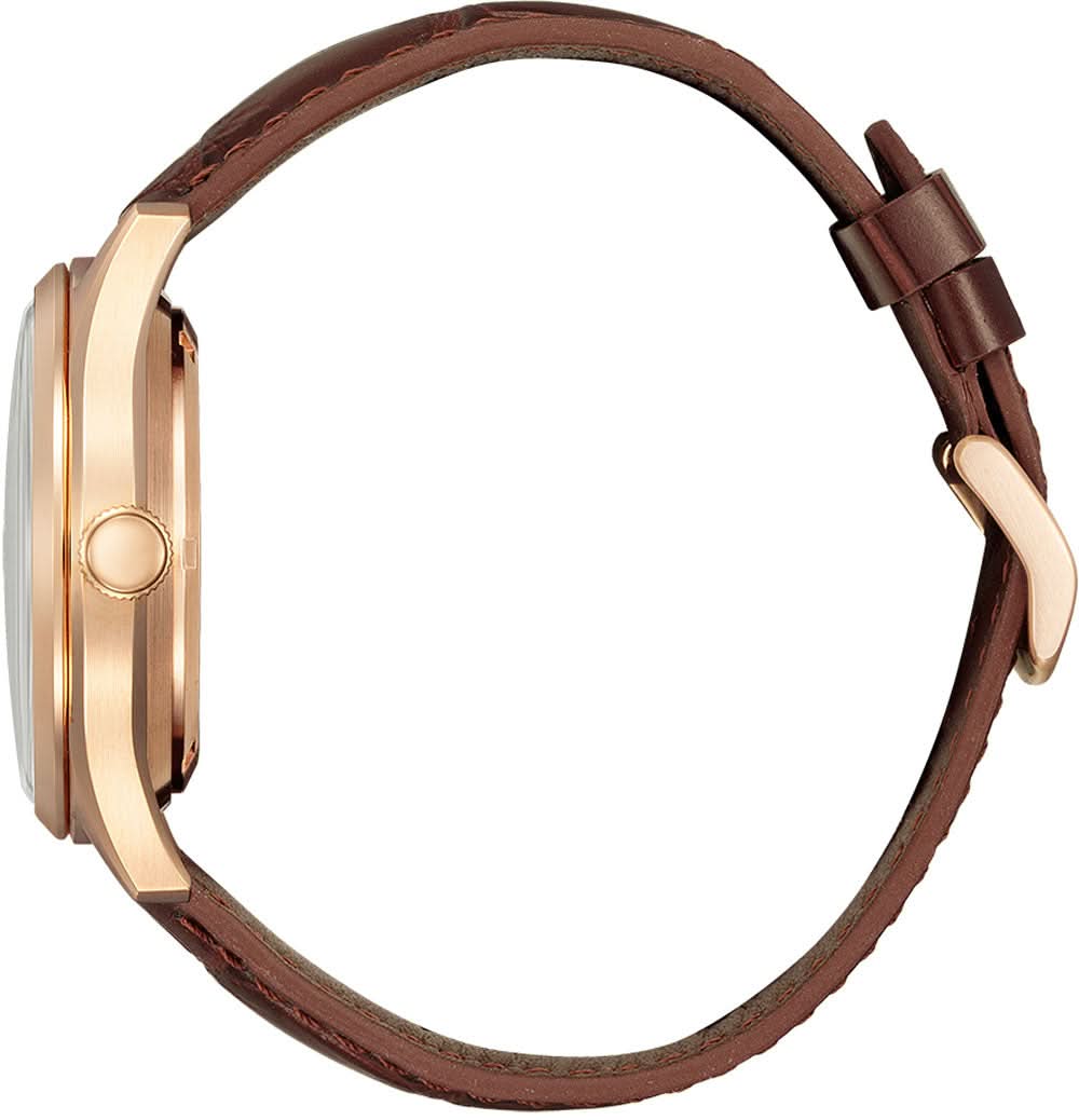 Herrklocka med brunt läderarmband och roséguldpläterad infattning, sidovy