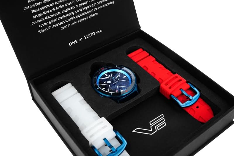 Vostok Europe herrklocka Object X med blå urtavla och rött armband i bruk