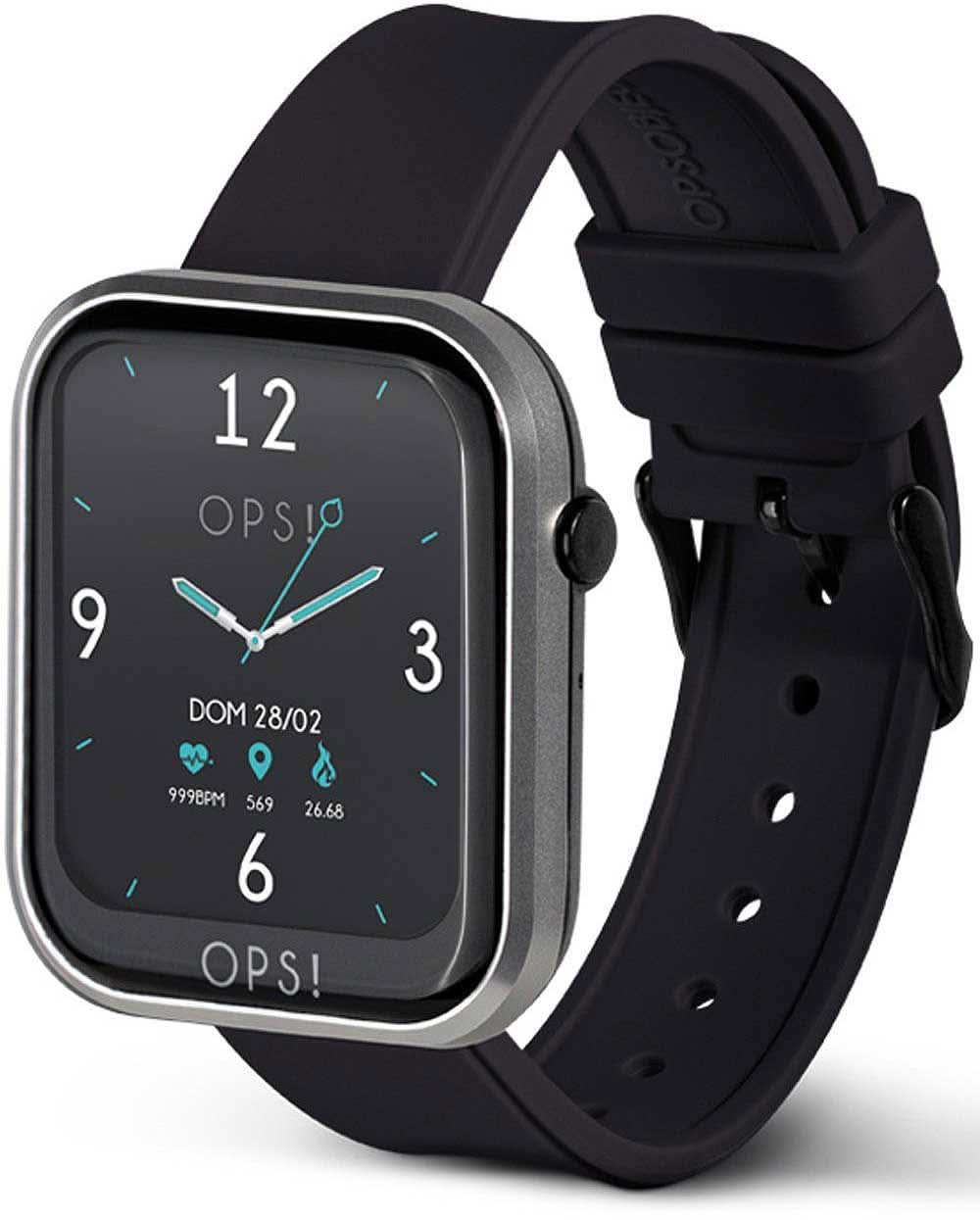 Smartklocka med svart urtavla och silverfärgad ram, svart armband med hål