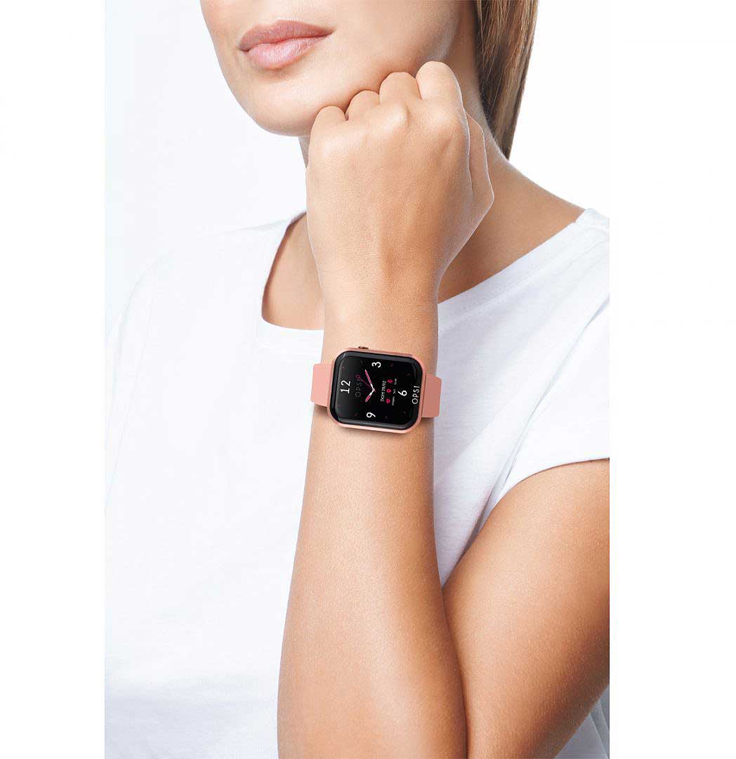 "Smartklocka på handleden med rosa armband och svart pekskärm"