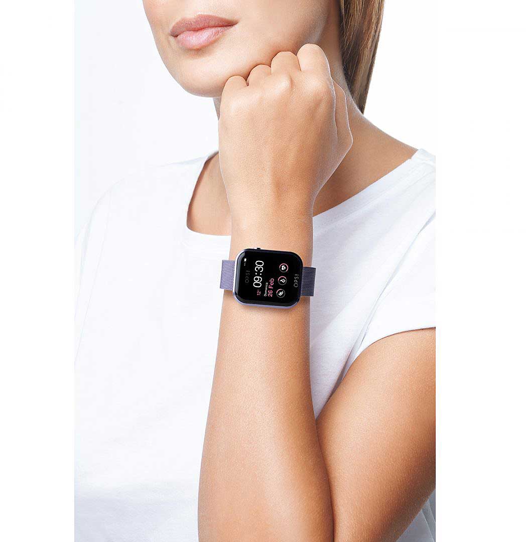 "Smartklocka på handleden med lila armband och svart display"