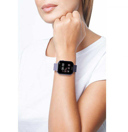 "Smartklocka på handleden med lila armband och svart display"