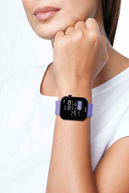 Smartklocka på handleden med svart display och lila silikonarmband
