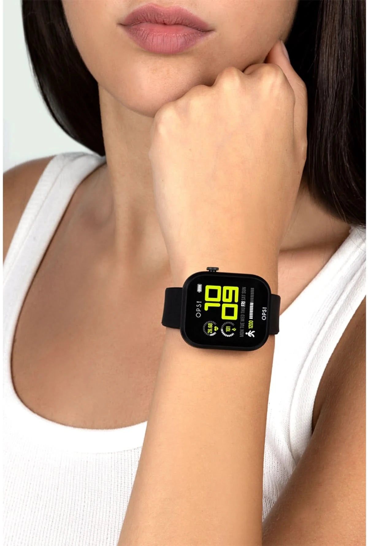 Unisex smartklocka på handleden med svart silikonarmband och gul urtavla