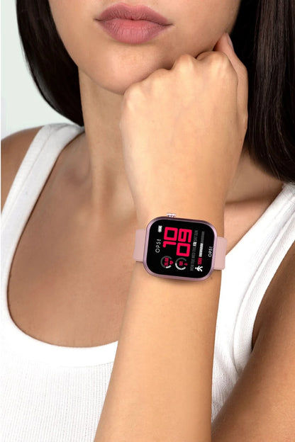 Smartklocka på handleden med rosa armband och svart display, siffror på skärmen