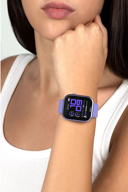 "Smartklocka på handleden med lila armband och rund skärm med tid"