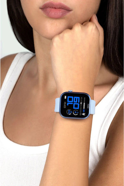 Unisex smartwatch på handleden, rund skärm med blå siffror