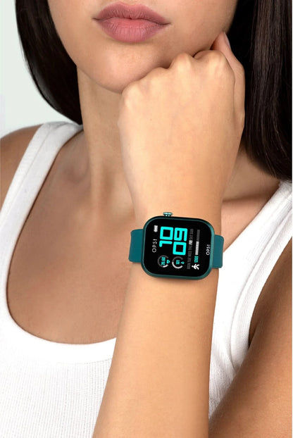 "Smartklocka på handleden med turkos armband och tid 08:09"