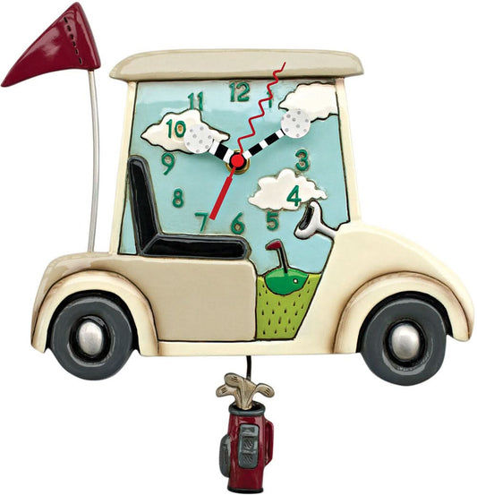 Väggklocka i bil-design av plast med golfmotiv, röd pendel och siffror.