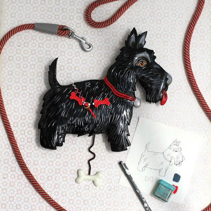 Väggklocka som svart Scottie-hundfigur med röd krage, urtavla och upphängning