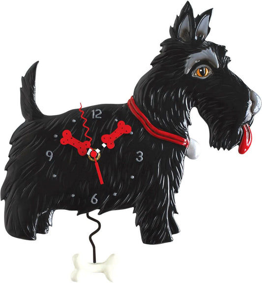 Väggklocka i Scottie-design, svart hundfigur med rött halsband och röd visaranvisning