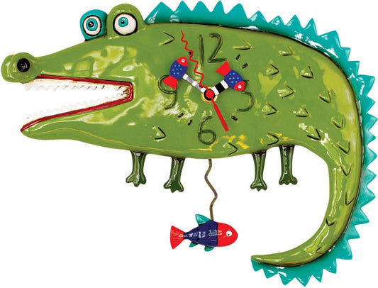 Väggklocka i form av en alligator i plast, grön med röd mun, siffror och tandad kant