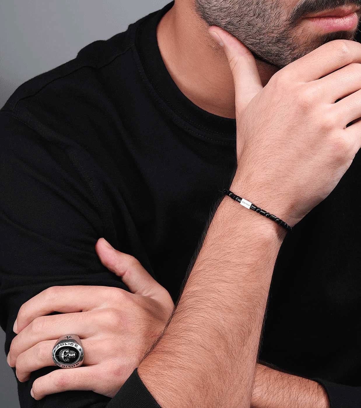 "Armband med resår vid handleden med svarta pärlor och POLICE-spänne"