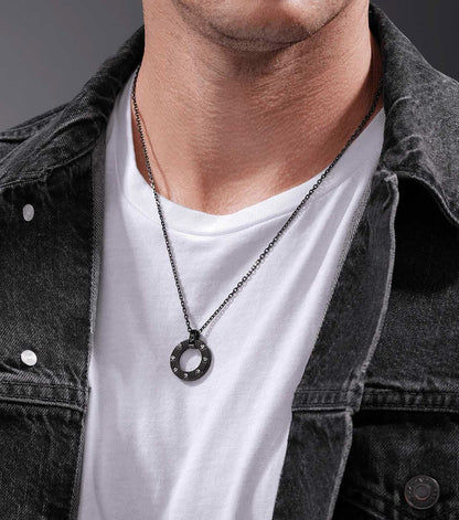 "Halsband runt halsen med runt hänge och pansarkedja"