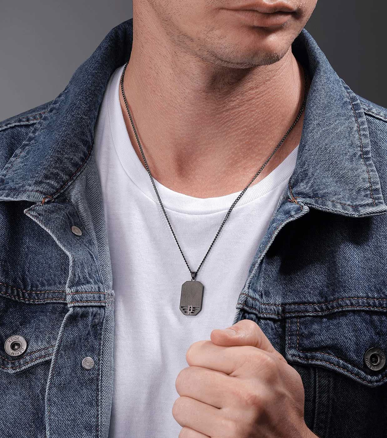 "Halsband med rektangulär ID-bricka under jeansjacka"