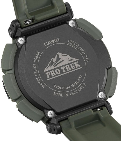 Baksida av herrklocka med PRO TREK-tryck, skruvar på boetten och mörkgrönt armband.