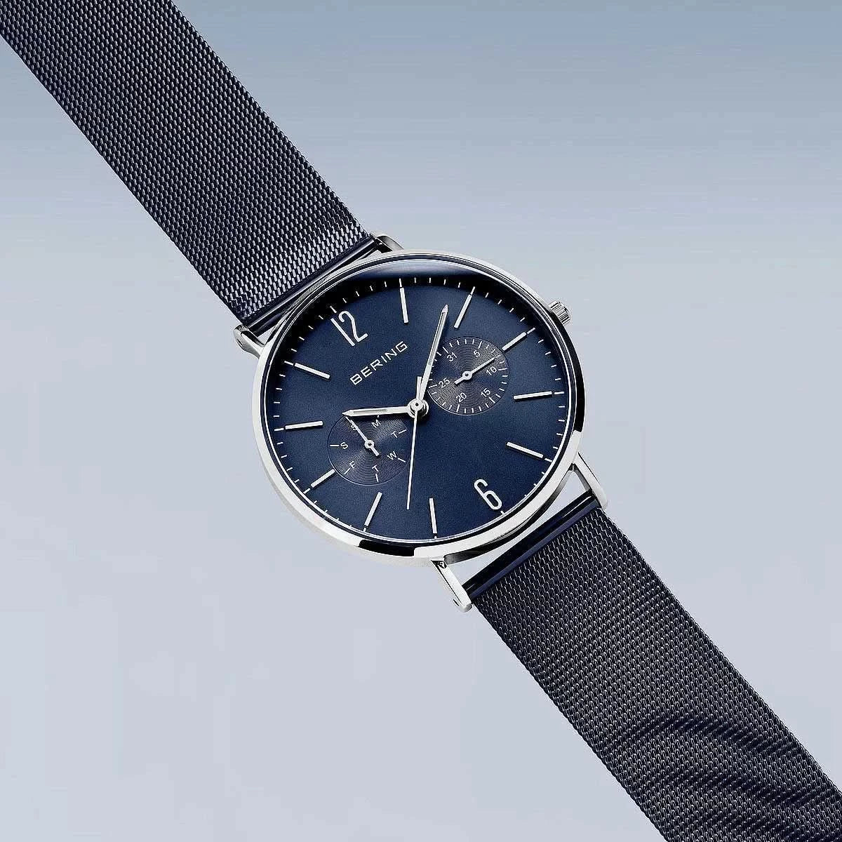 Herrklocka: mörkblå urtavla med kronograf-suburtavla och blått milanesarmband