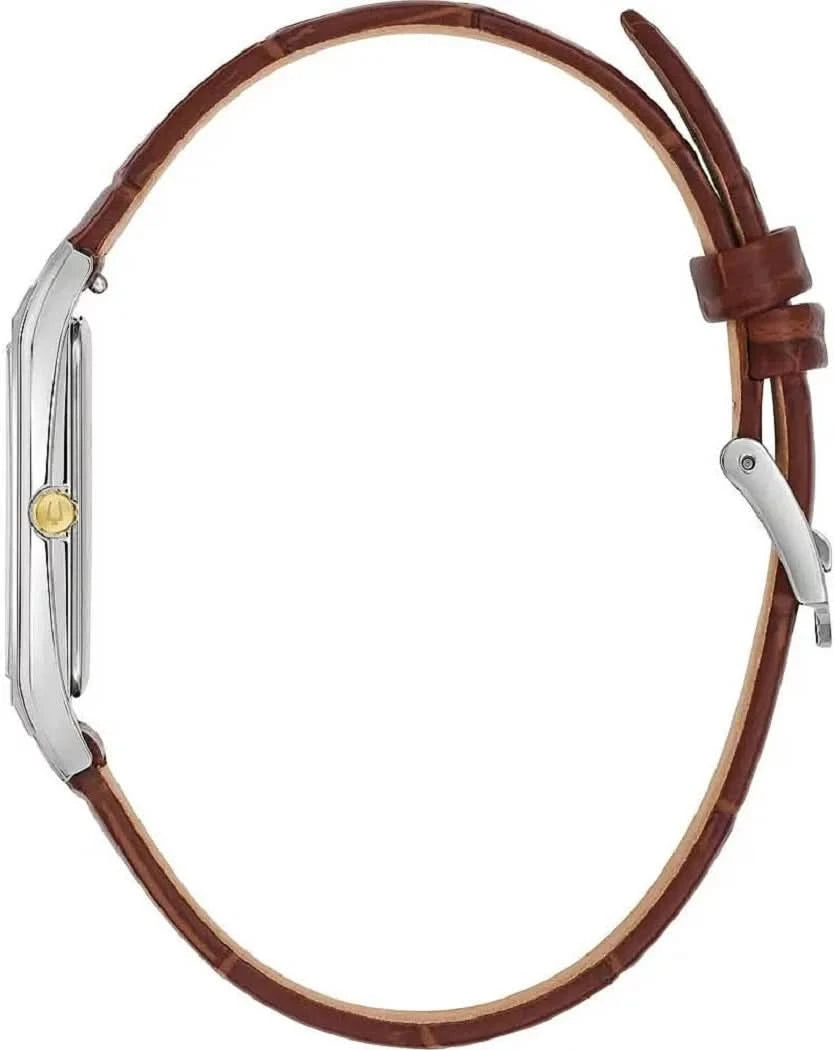Herrklocka med brunt läderarmband och silverfärgat hölje, sidovy med krona