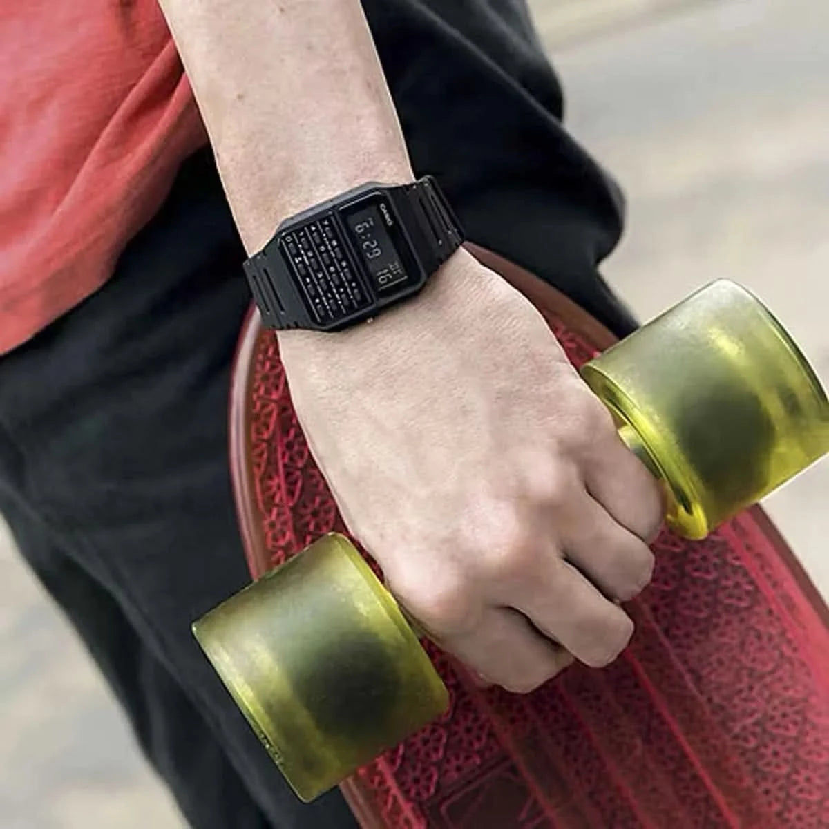Digital retro-armbandsur på handleden, svart display och svart silikonband