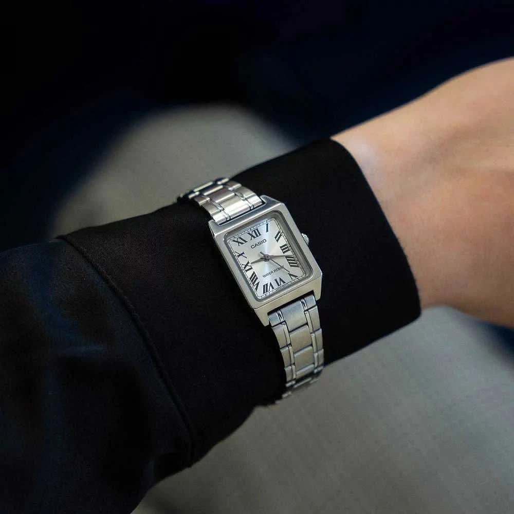 "Damklocka på handleden med armband i silverfärgat rostfritt stål och rektangulär urtavla"