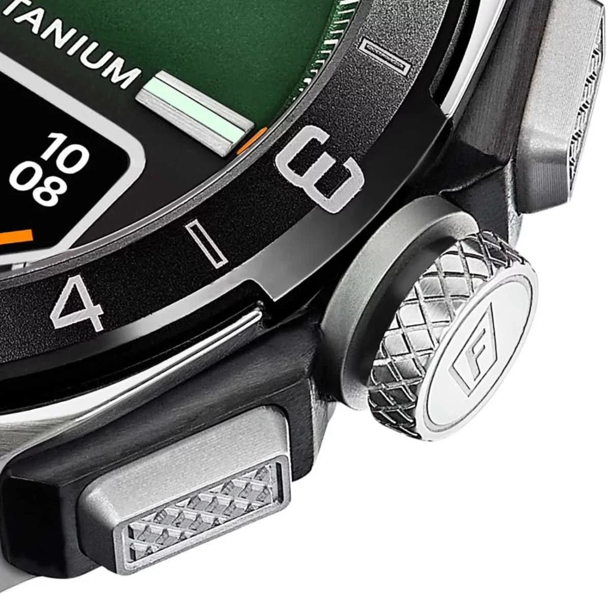Sidovy av boett med krona, titanprägling och grönt armband