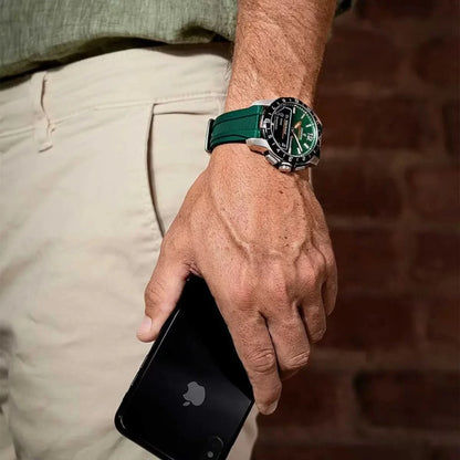 Festina radiostyrd klocka på handleden med grön urtavla och grönt silikonarmband