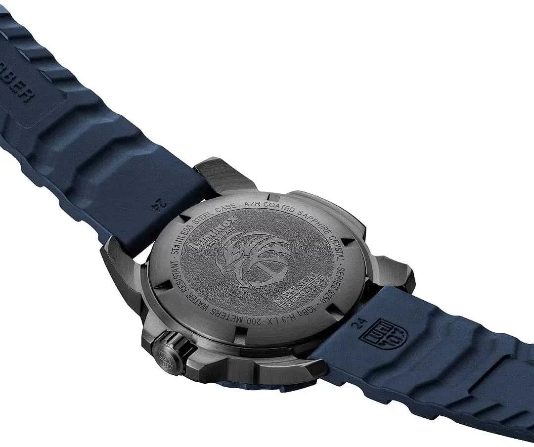 Herrklocka, bakvy: blått armband, distinkt boett med gravyr och bandfäste.