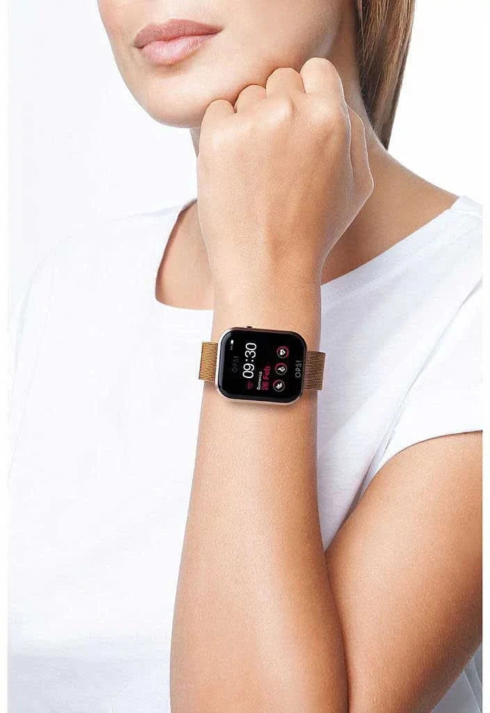 Smartklocka på handleden med svart urtavla och beige metallflätat band