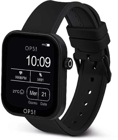Svart smartklocka med fyrkantig skärm och flerhålssilikonarmband, fram- och sidovy